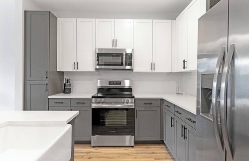 St. Nicholas Apartment | Landing | Modern 1BD, Clubhouse, Gym