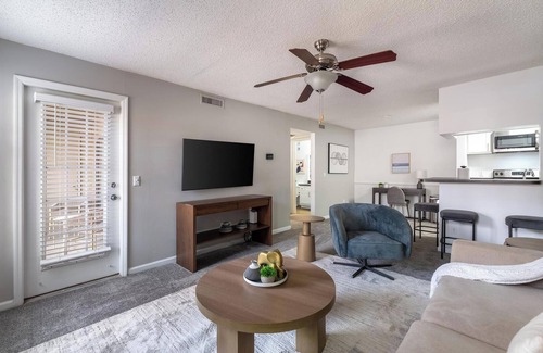 Sunbeam Apartment | Landing | Modern 1BD, Gym, Tennis Court