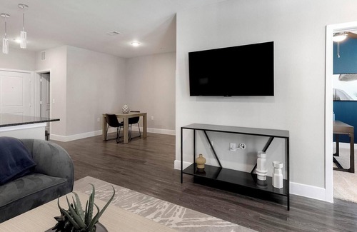 Allen Apartment | Landing | Modern 1BD, Yoga Studio, Pool