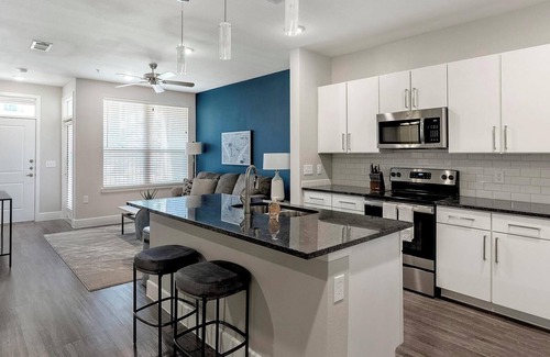 Allen Apartment | Landing | Modern 1BD, Yoga Studio, Pool