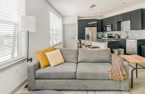 South Central Houston Apartment | Landing | Modern 2BD, Gym, Pool
