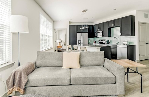 South Central Houston Apartment | Landing | Modern 2BD, Gym, Pool