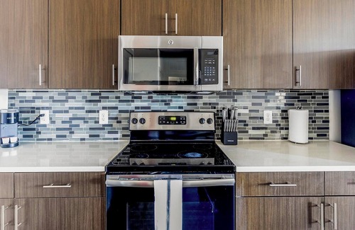 Vickery Meadow Apartment | Landing | Modern 2BD, Pool, Gym