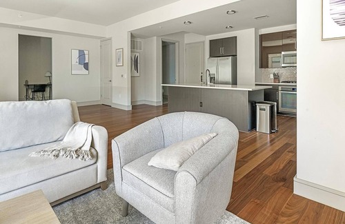 Houston Apartment | Landing | Modern 2BD, Tennis Court, Gym