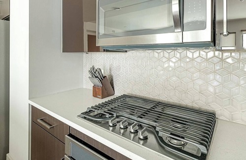 Houston Apartment | Landing | Modern 2BD, Tennis Court, Gym