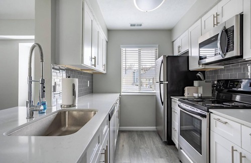 Indianapolis Apartment | Landing | Modern 2BD, Tennis Court, Gym