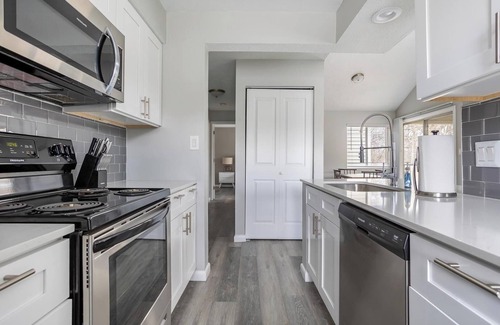 Indianapolis Apartment | Landing | Modern 2BD, Tennis Court, Gym