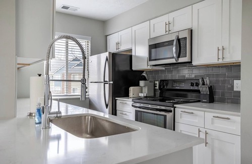 Indianapolis Apartment | Landing | Modern 2BD, Tennis Court, Gym