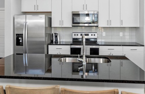 San Marco Apartment | Landing | Modern 2BD, Pool, Gym