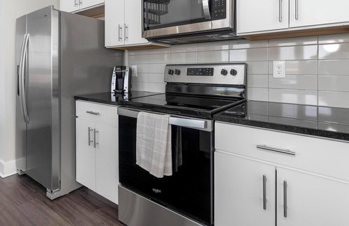 San Marco Apartment | Landing | Modern 2BD, Pool, Gym