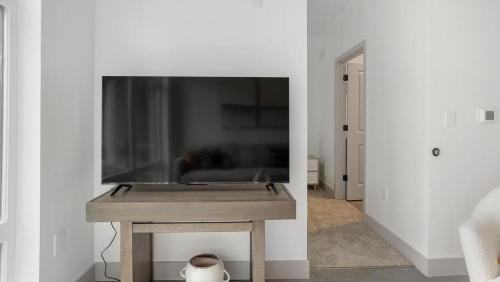 Richmond Apartment | Landing Modern Apartment with Amazing Amenities (ID1791X18)