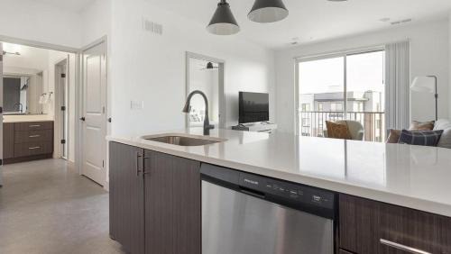 Richmond Apartment | Landing - Modern Apartment with Amazing Amenities (ID1398X192)