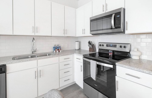 Five Points South Apartment | Landing | Modern Studio, Gym, Rooftop Lounge