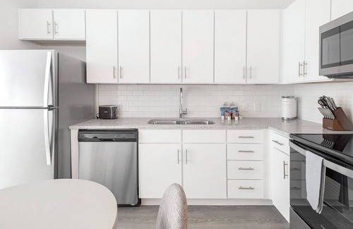 Five Points South Apartment | Landing | Modern Studio, Gym, Rooftop Lounge