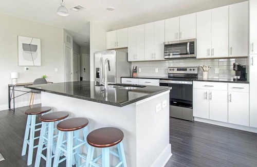 San Marco Apartment | Landing | Spectacular 2BD, Gym, Pool