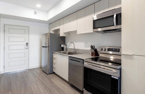 North Mountain Apartment | Landing | Spectacular 1BD, Pool, Gym