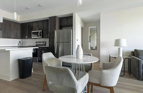 Palmetto Apartment | Landing | Spectacular 2BD, Yoga Studio, Gym