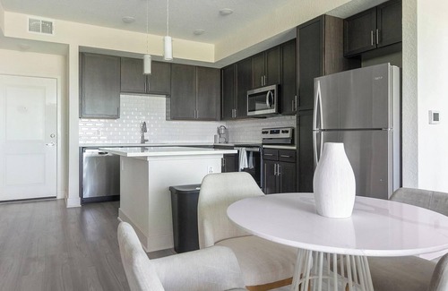 Palmetto Apartment | Landing | Spectacular 2BD, Yoga Studio, Gym