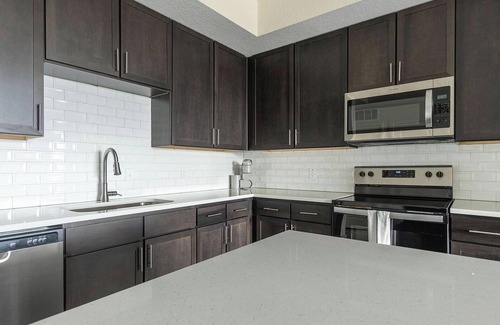 Palmetto Apartment | Landing | Spectacular 2BD, Yoga Studio, Gym