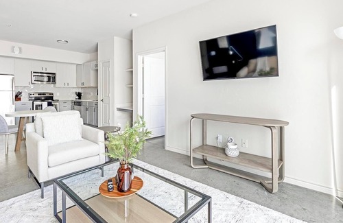 West Dallas Apartment | Landing | Spectacular 2BD, Gym, Pool