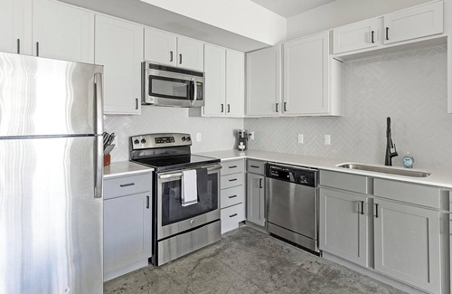 West Dallas Apartment | Landing | Spectacular 2BD, Gym, Pool