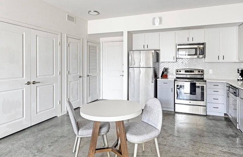 West Dallas Apartment | Landing | Spectacular 2BD, Gym, Pool