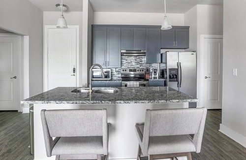 Nassau Bay Apartment | Landing | Spectacular 2BD, Gym, Pool