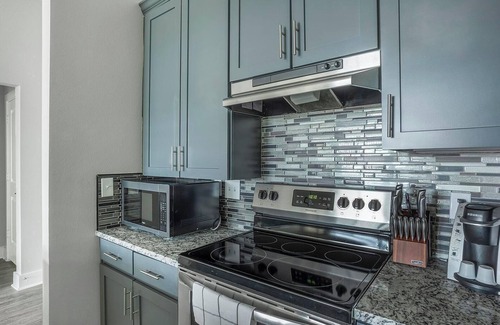 Nassau Bay Apartment | Landing | Spectacular 2BD, Gym, Pool