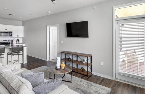 Madison Apartment | Landing | Spectacular 2BD, Gym, Pool