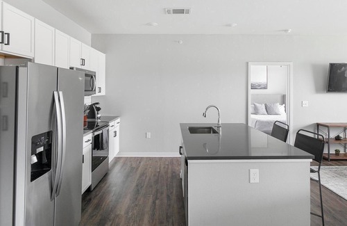 Madison Apartment | Landing | Spectacular 2BD, Gym, Pool