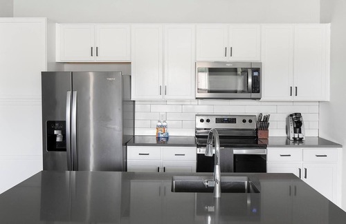 Madison Apartment | Landing | Spectacular 2BD, Gym, Pool