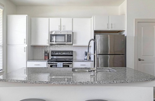 Waller Apartment | Landing | Spectacular 3BD, Gym, Pool