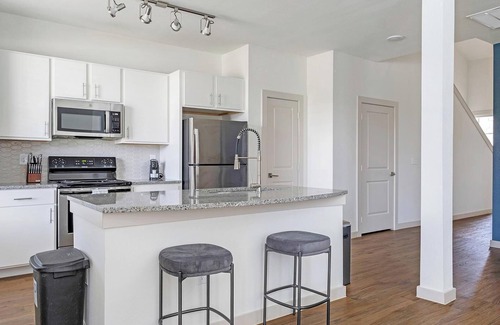 Waller Apartment | Landing | Spectacular 3BD, Gym, Pool