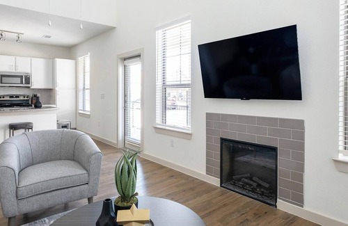 Waller Apartment | Landing | Spectacular 3BD, Gym, Pool