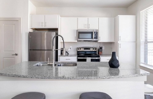 Waller Apartment | Landing | Spectacular 3BD, Gym, Pool