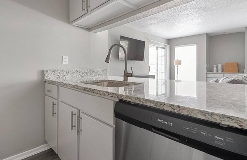 Royal Ridge Apartment | Landing | Stunning 1BD, Pool, Clubhouse