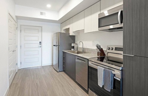 North Mountain Apartment | Landing | Stunning 1BD, Gym, Pool