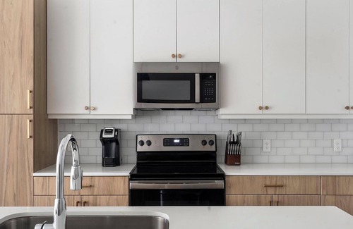 Austin Apartment | Landing | Stunning 1BD, Gym, Pool