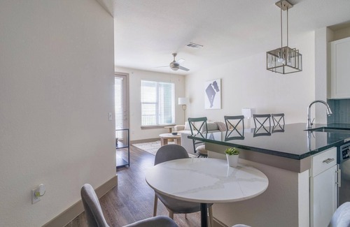 Conroe Apartment | Landing | Stunning 1BD, Gym, Yoga Studio
