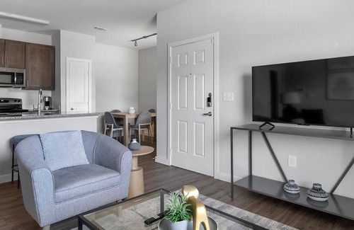 Dallas Apartment | Landing | Stunning 1BD, Pool, Gym