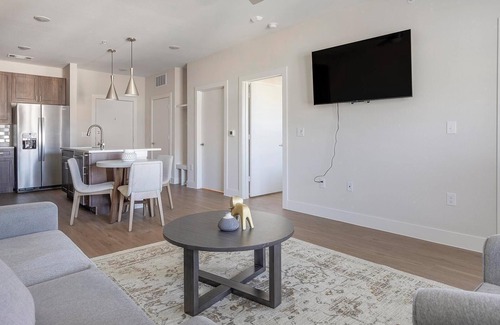 Seguin Apartment | Landing | Stunning 1BD, Pool, Gym