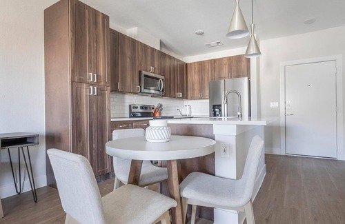 Seguin Apartment | Landing | Stunning 1BD, Pool, Gym