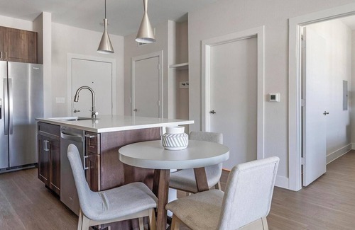 Seguin Apartment | Landing | Stunning 1BD, Pool, Gym