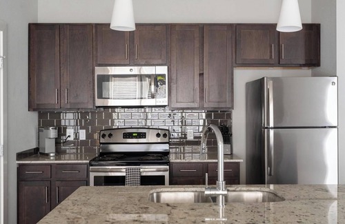 Buda Apartment | Landing | Stunning 1BD, Pool, Gym