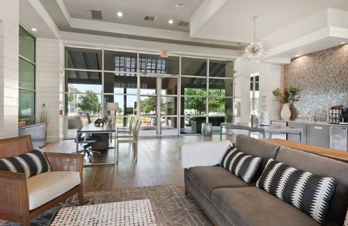 Buda Apartment | Landing | Stunning 1BD, Pool, Gym