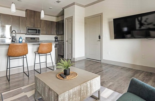 Manor Apartment | Landing | Stunning 1BD, Pool, Gym