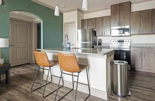 Manor Apartment | Landing | Stunning 1BD, Pool, Gym