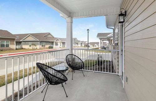 Fort Worth Apartment | Landing | Stunning 1BD, Pool, Gym