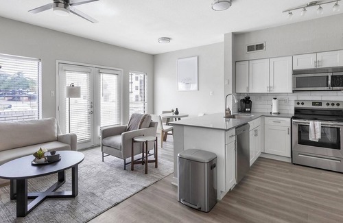 Fort Worth Apartment | Landing | Stunning 1BD, Gym, Pool