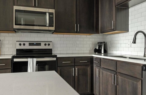 Palmetto Apartment | Landing | Stunning 1BD, Yoga Studio, Gym